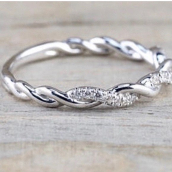 Beautiful & simple 925 silver filled infinity ♾ ring with white crystals - Picture 2 of 6